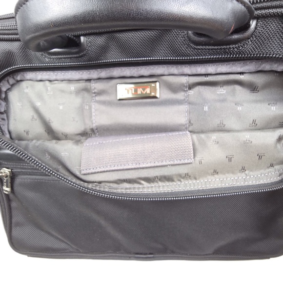 TUMI Padded 15' Laptop Briefcase Files Woven Nylon/ Leather Handles - Black - Picture 8 of 12